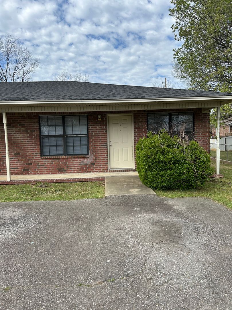 Russellville Apartment: 1404 S. Commerce 1-3
