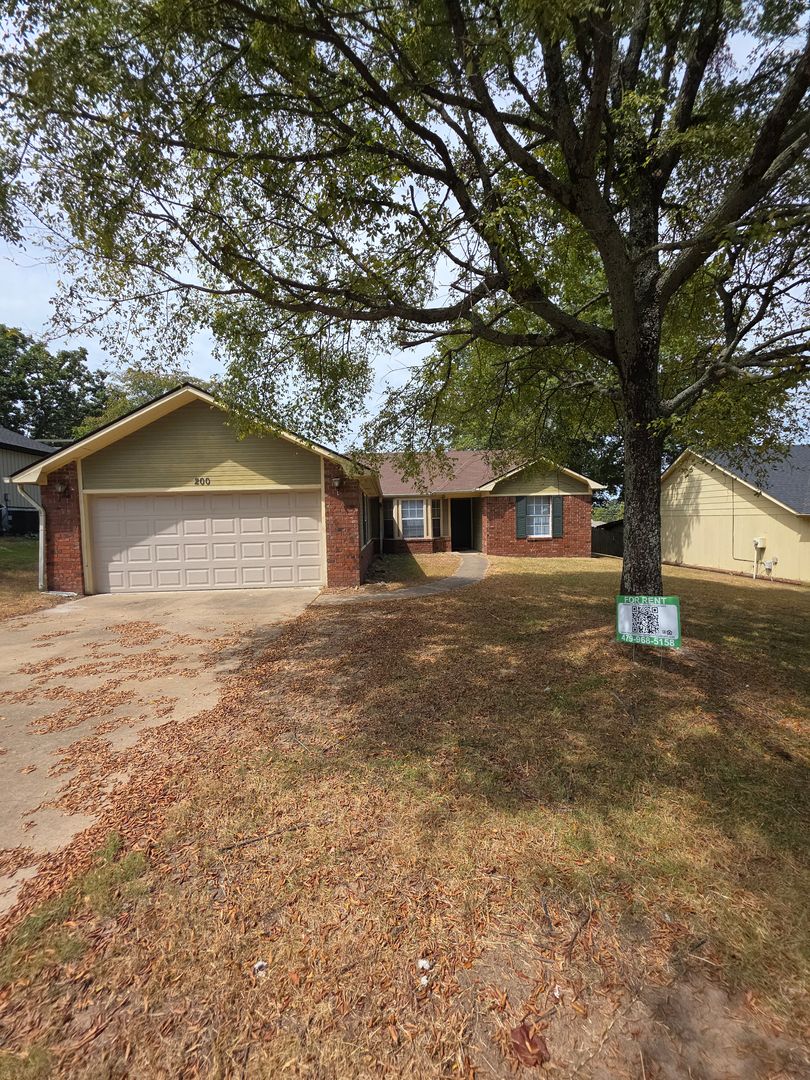 Russellville House: 200 Heather Lane