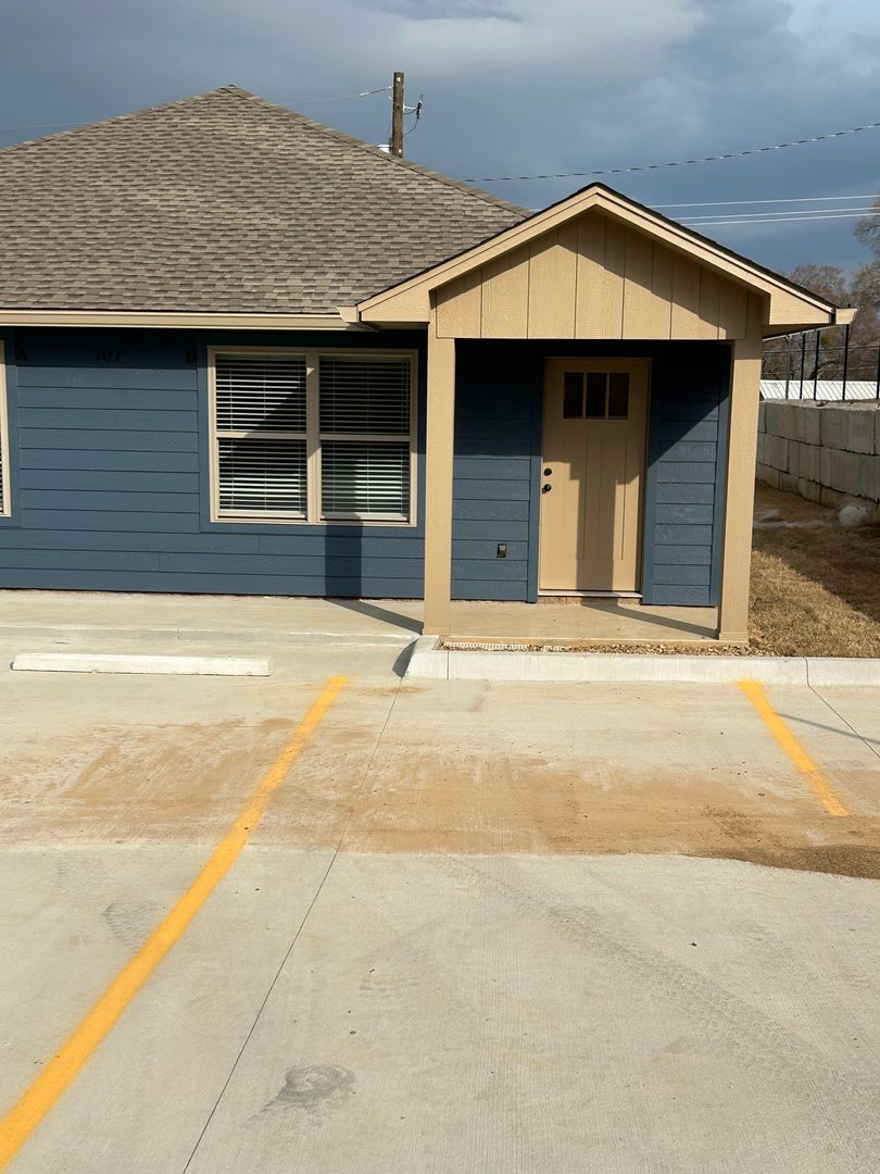 Russellville Apartment: 707 West 12th St.