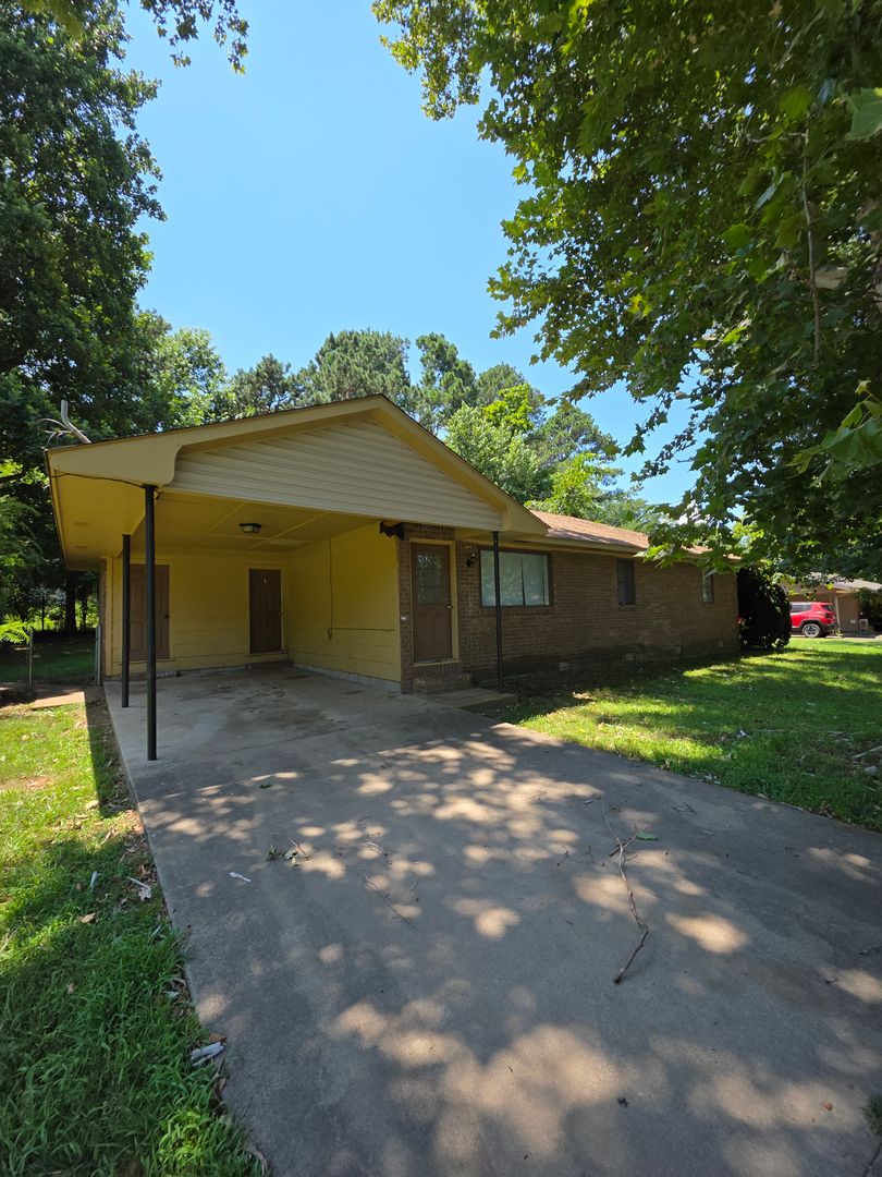 Russellville House: 308 E Gum St
