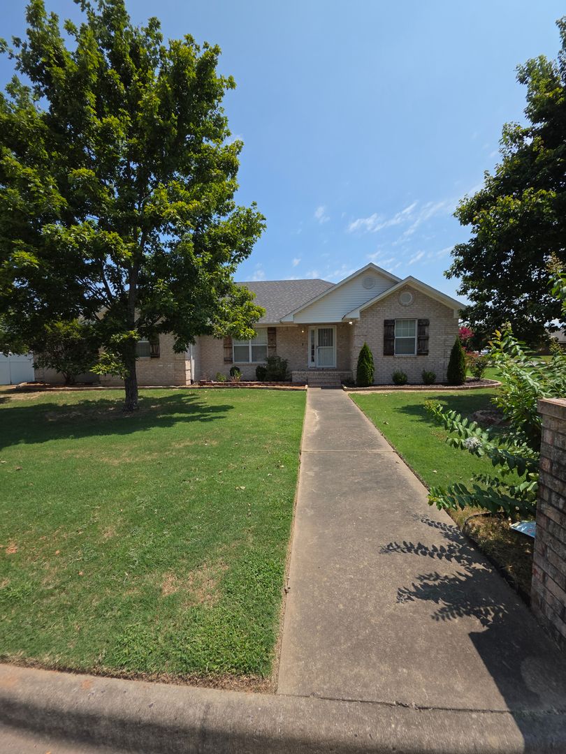 Russellville House: 707 S Waco Ave