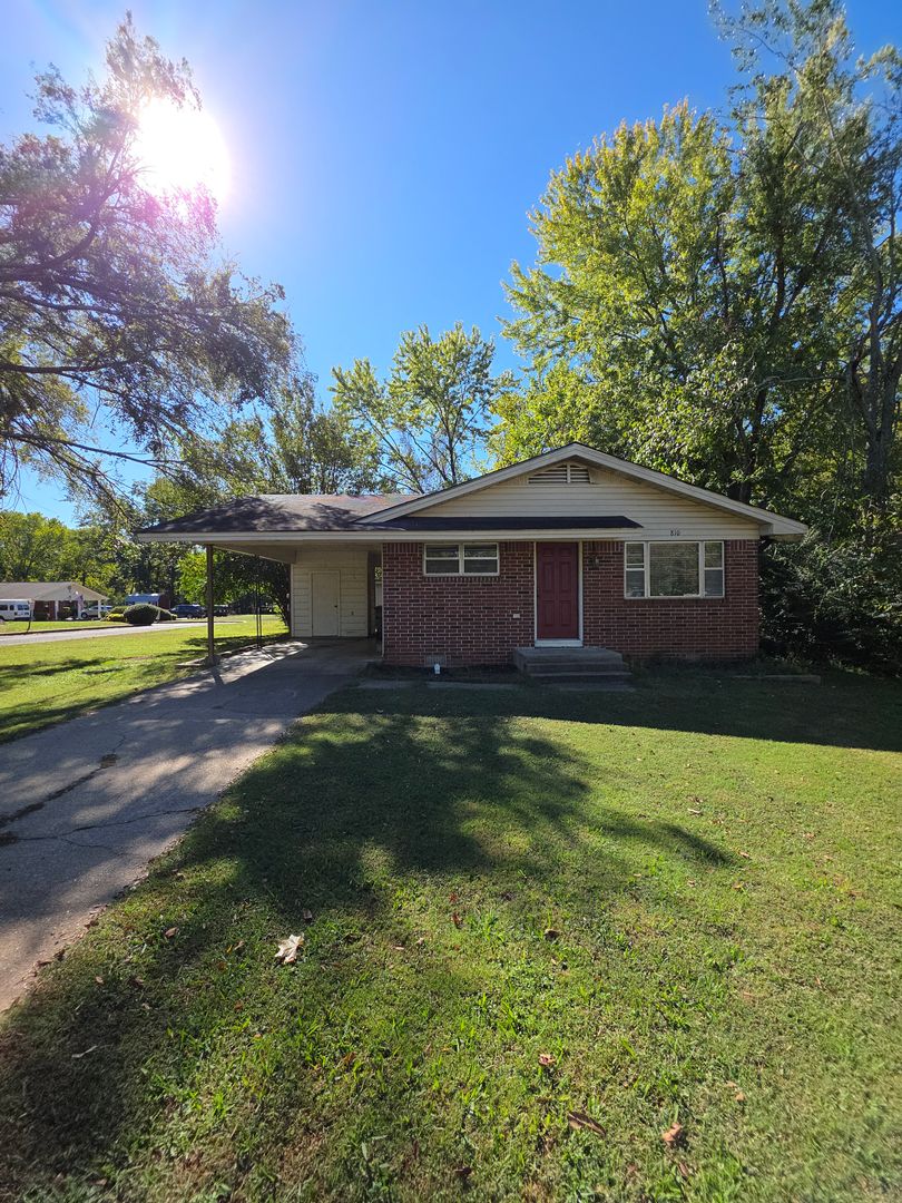Russellville House: 810 East J Street