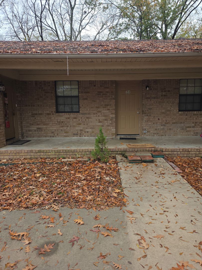 Russellville Apartment: 611-615 N Greenwich Ave