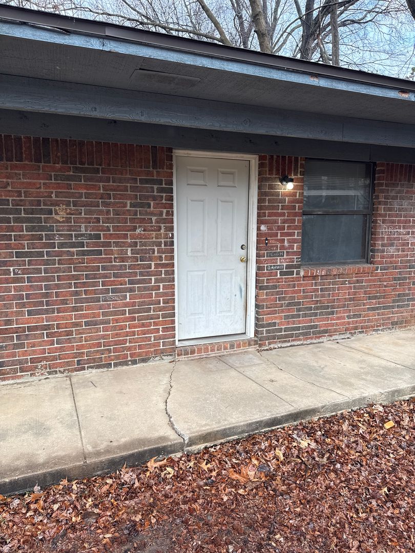 Russellville Apartment: 805 East N
