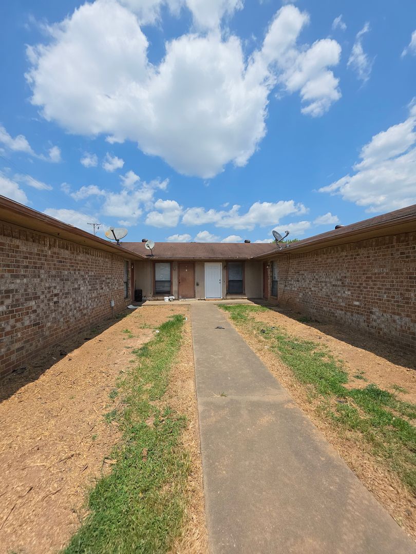 Russellville Apartment: 1208 S. Frankfort A