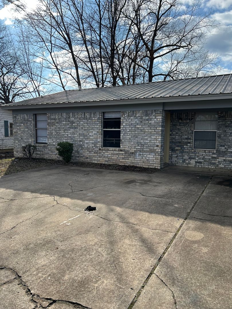 Russellville Apartment: 1100 S Hartford Ave