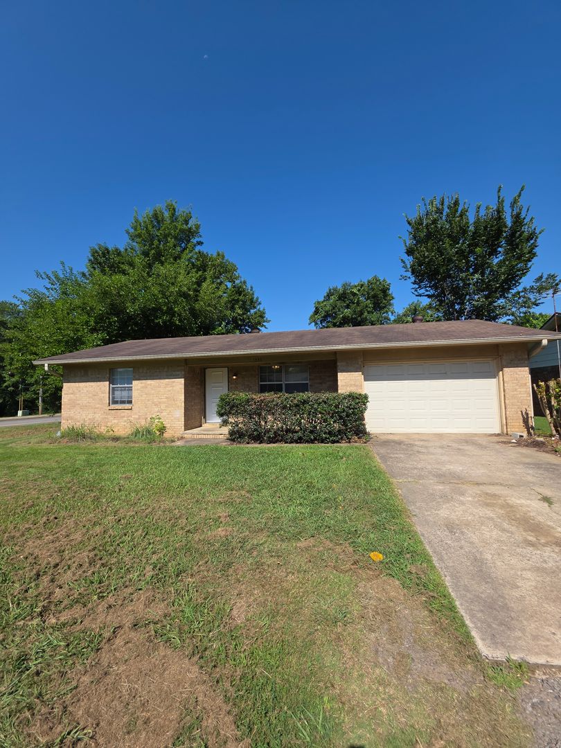 Russellville House: 1336 S Sidney Ave