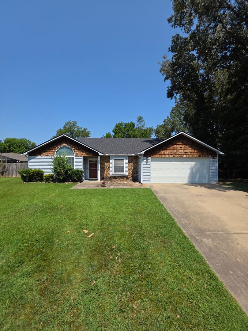 Russellville House: 604 Cricket Cove
