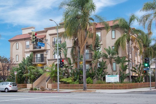 1 BED LARGE UPPER REAR PENTHOUSE*WASHER DRYER in Unit *VIEWS * AIR CONDITIONING * HWFLS*BALCONY*CULVER CITY