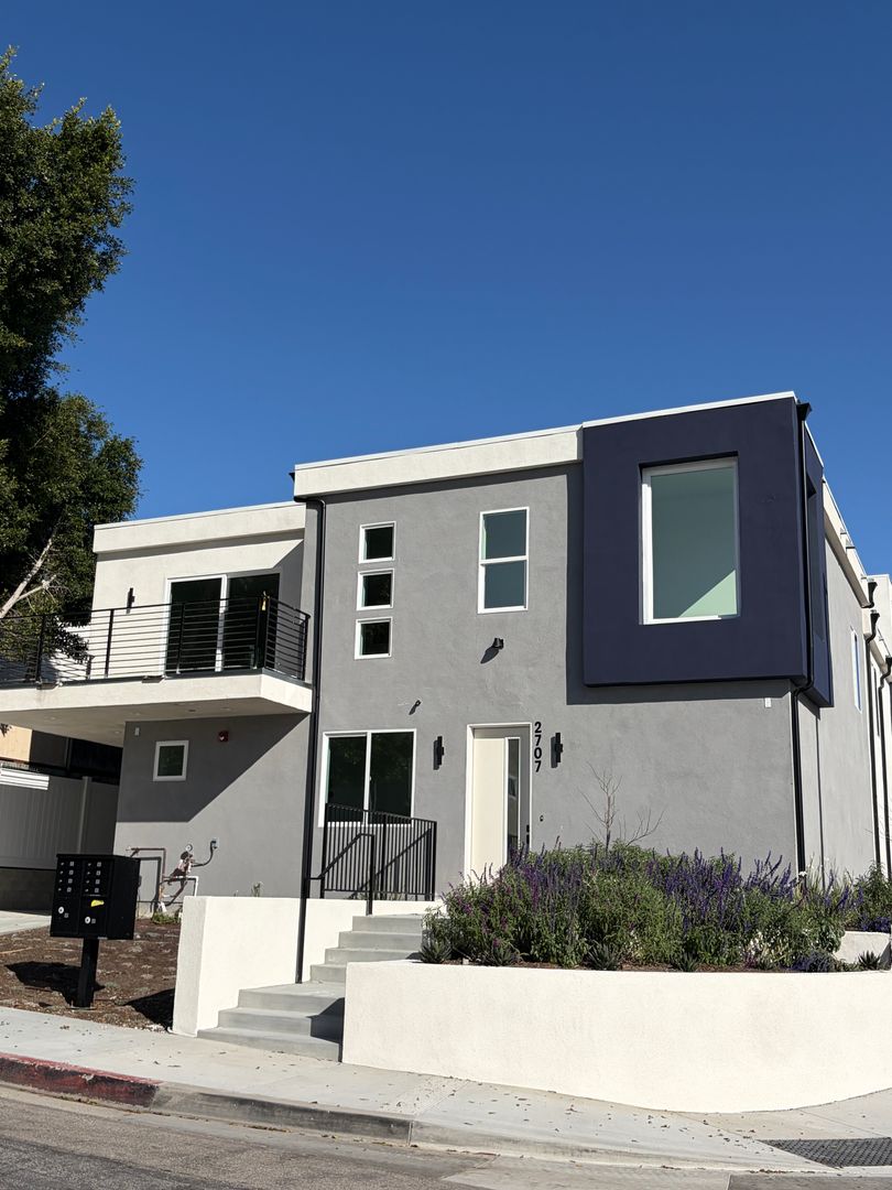 Redondo Beach Townhome: 2707 Ruhland Ave