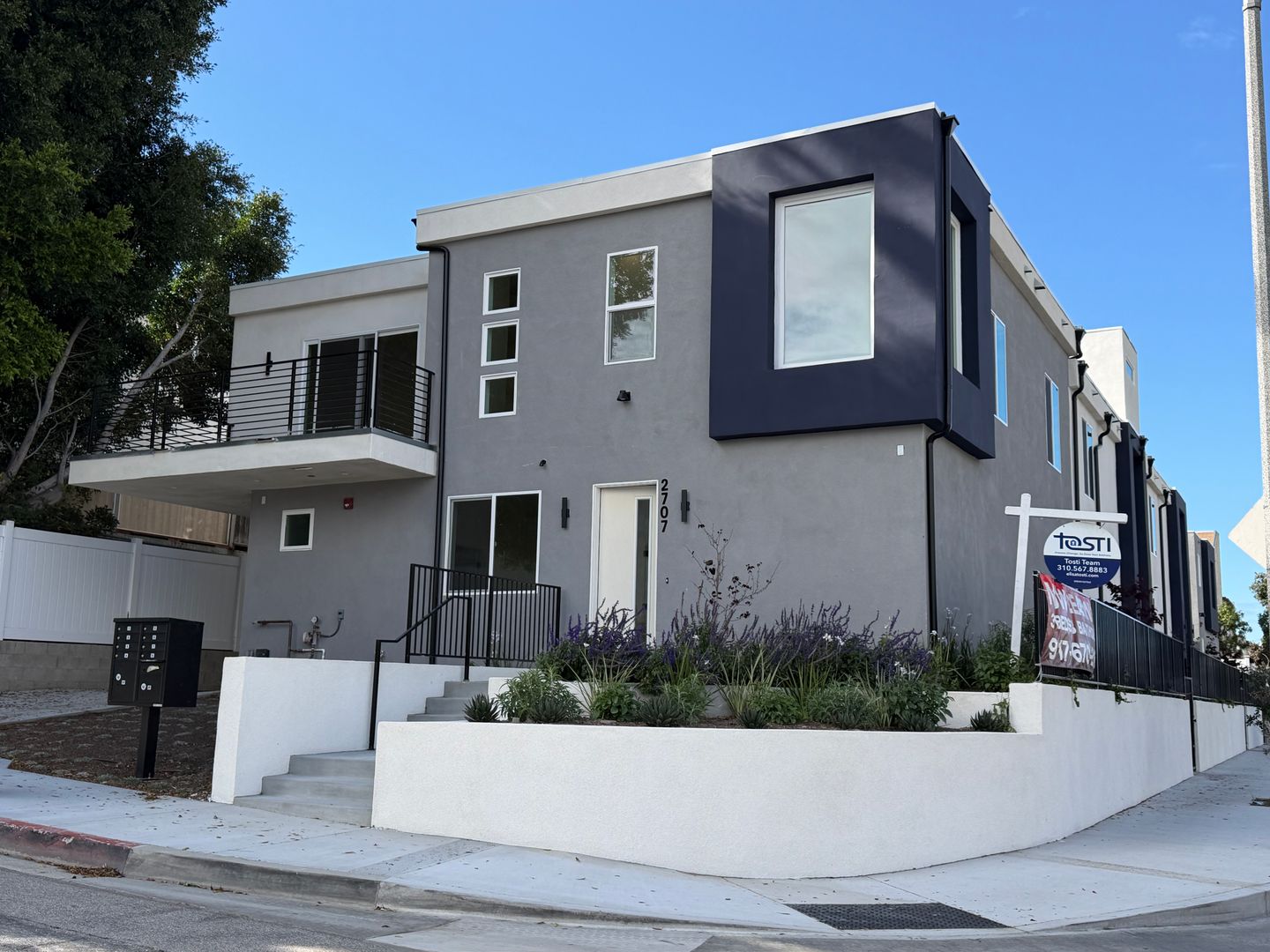 Redondo Beach Townhome: 2707 Ruhland Ave