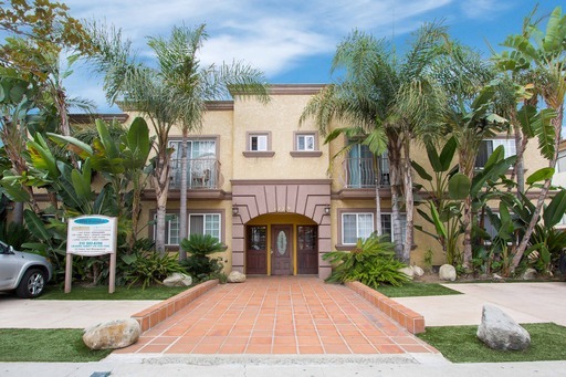 Los Angeles Apartment: 3729 Clarington Ave