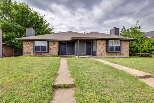 Duplex with back yard and parking spaces