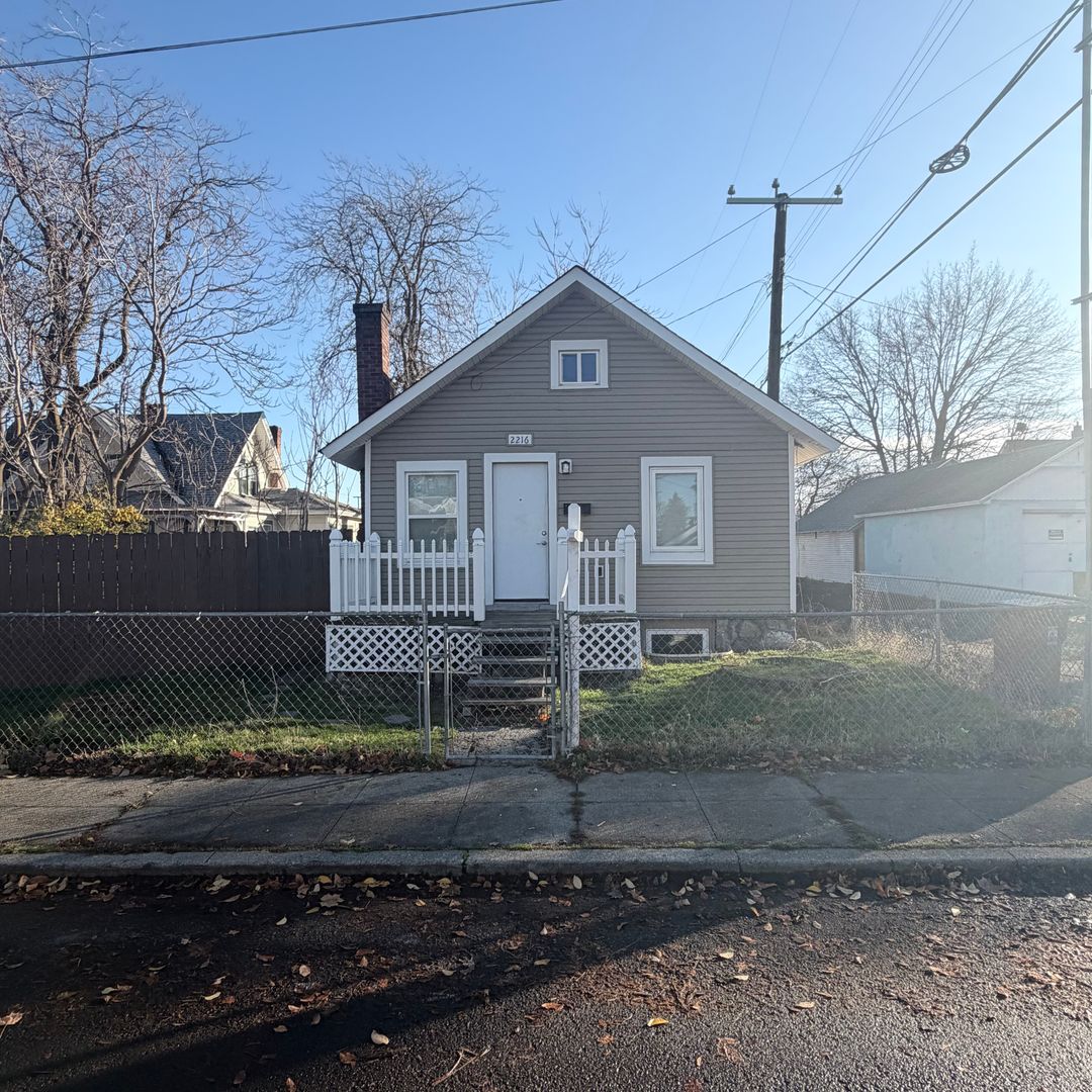 Spokane House: 2216 N Oak St
