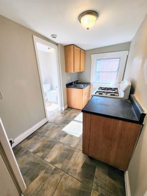 2 bed, 1 bath in Bloomfield + bonus room – photo 1