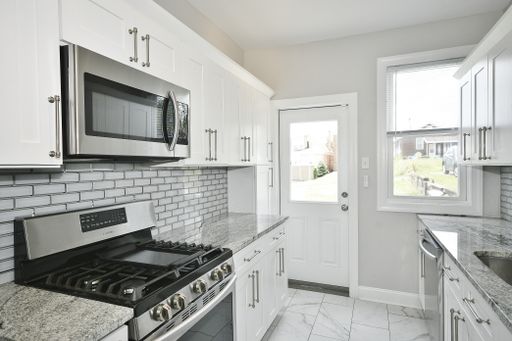 3 Bed, 2 Bath plus bonus room in Brookline – photo 1
