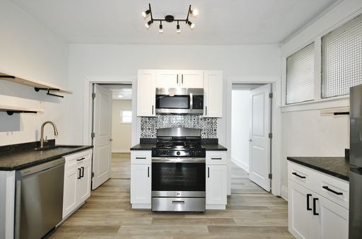 2 bed, 1 bath + a bonus room unit in Dormont – photo 1