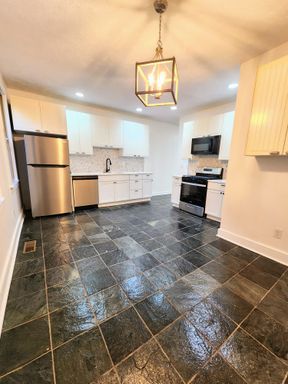 2 bed, 1 bath + 2 half bathrooms in Lawrenceville – photo 1