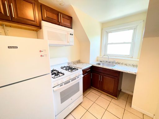 Updated 3 bed, 2 bath Apartment in Highland Park – photo 1