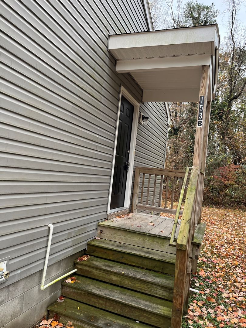 Williamsburg House: 153B Whiting Avenue