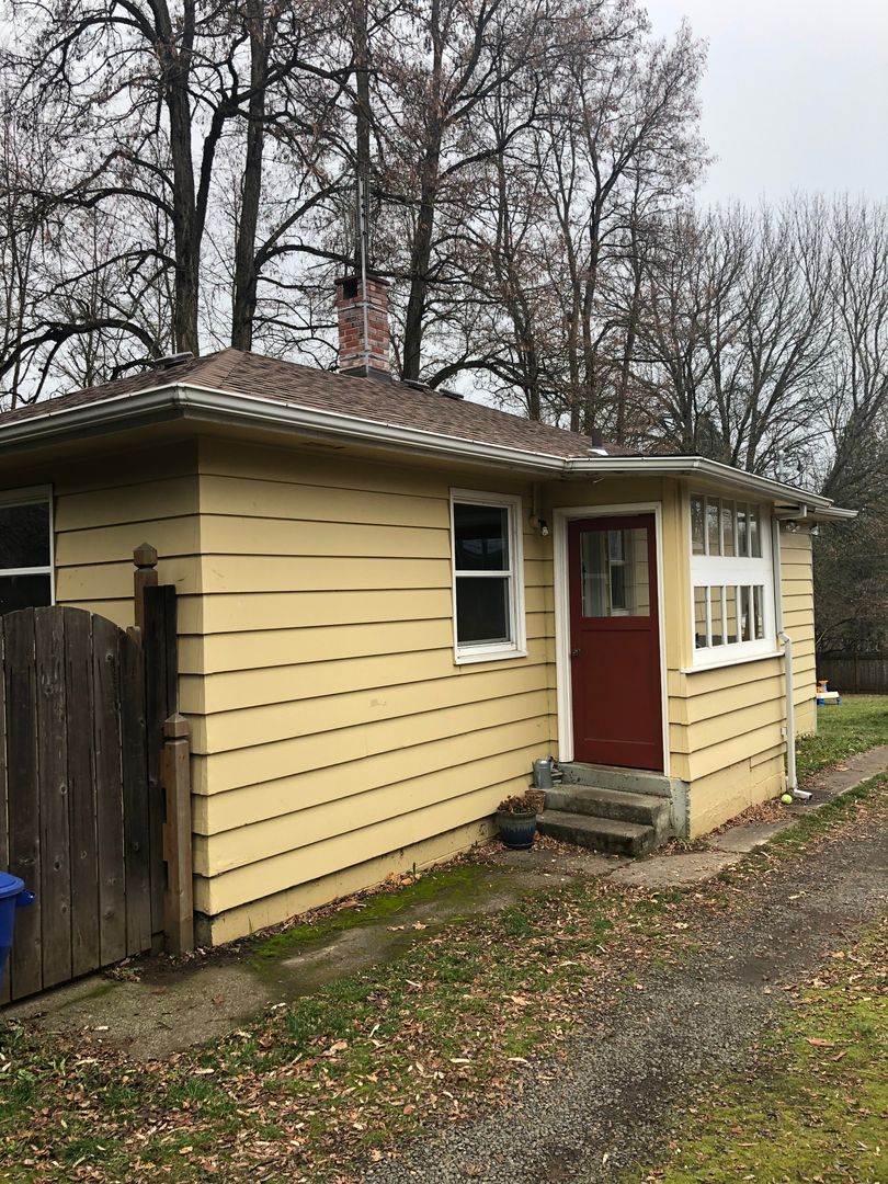 White Salmon House: 665 E. Jewett Blvd