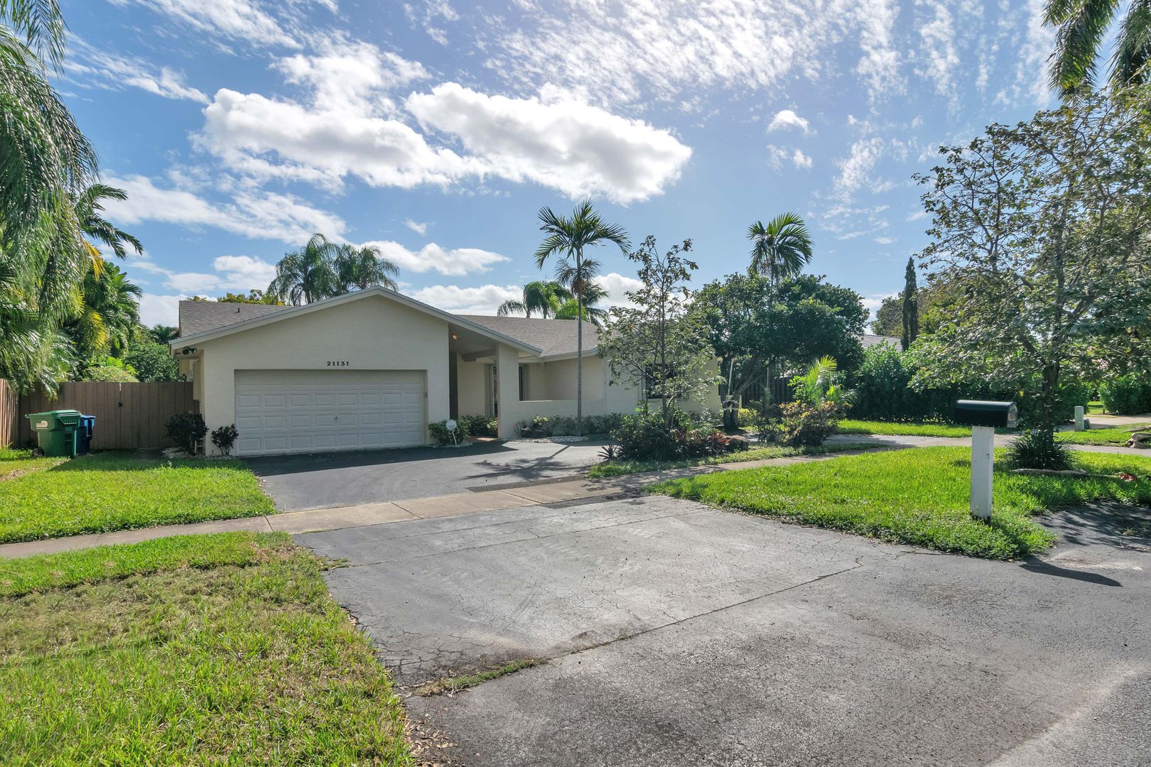 Miami House: 21131 Highland Lakes Blvd