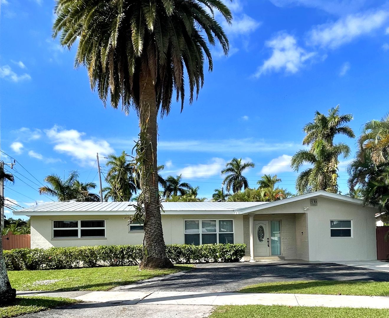 Hollywood House: 902 N 13 Ave