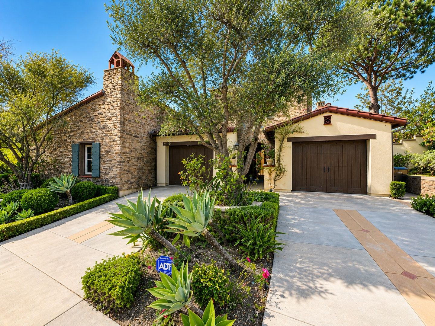 Irvine House: 37 View Ter