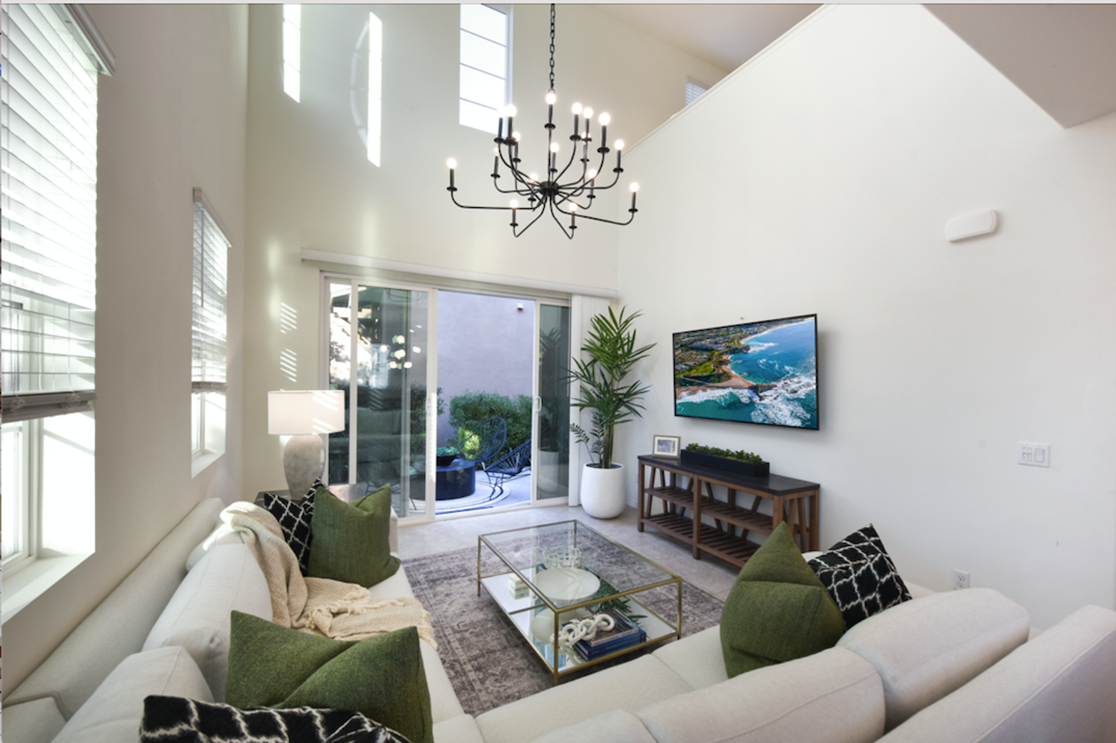 Eastvale House: 7075 Montecito Ln