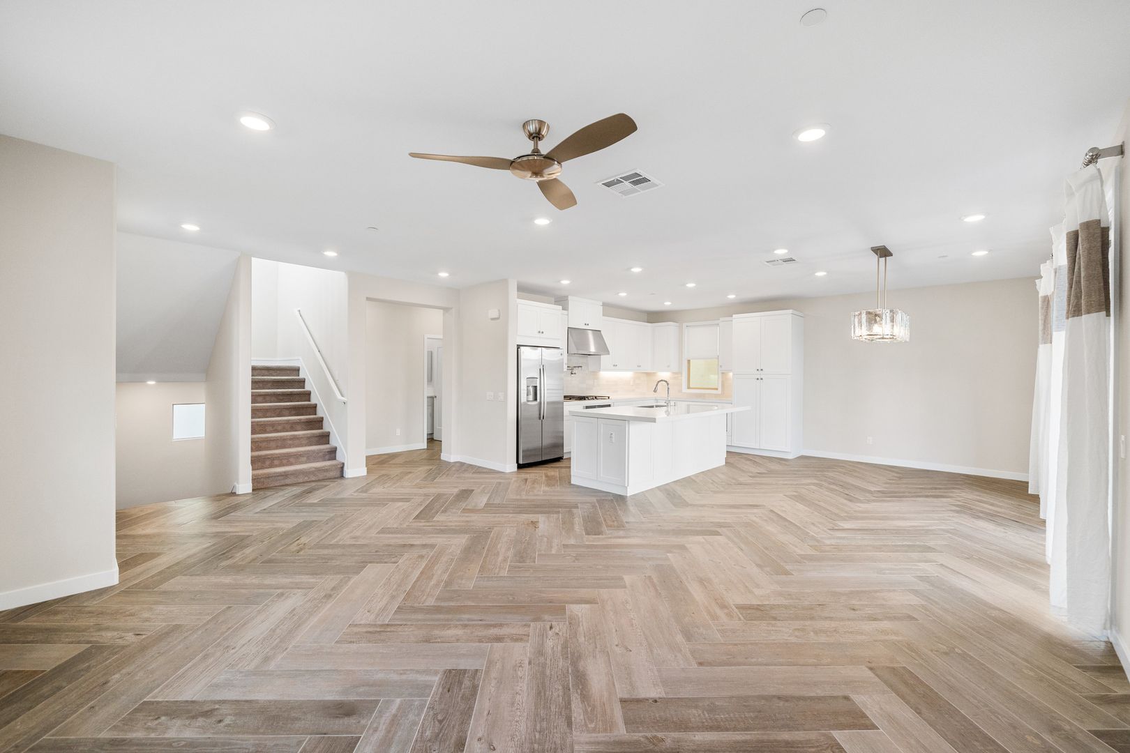 Lake Forest House: 590 Catalonia