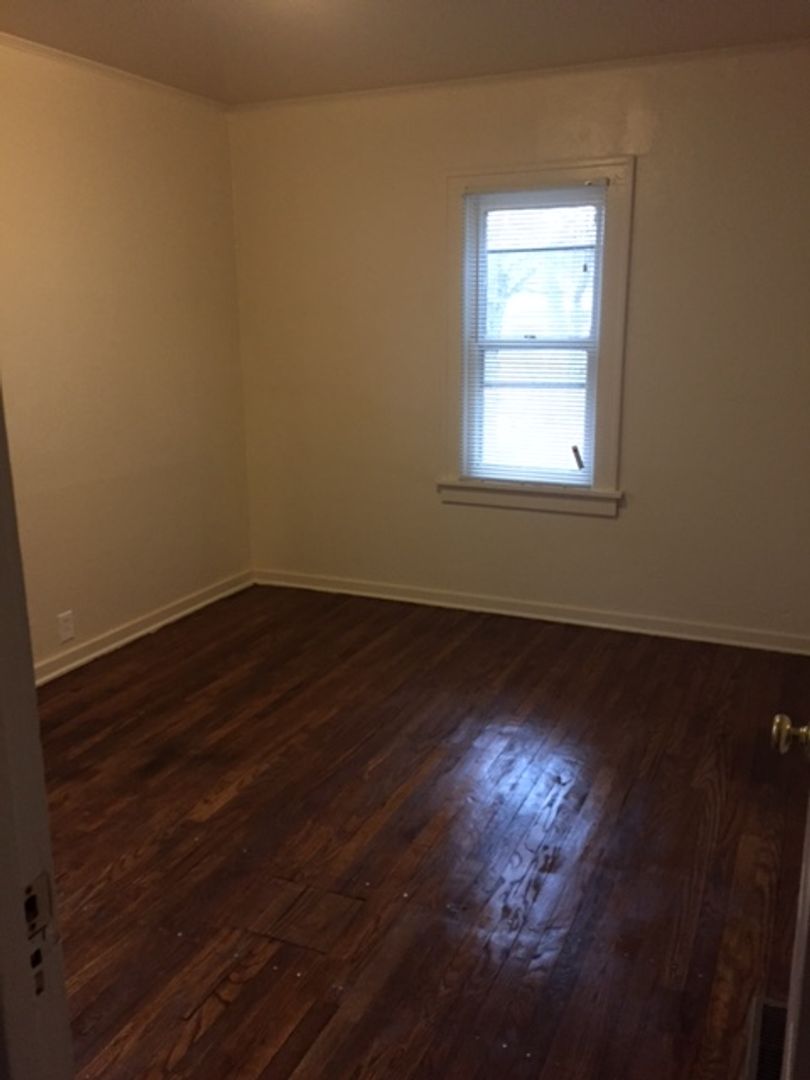 Burton House: 3299 Glengary St