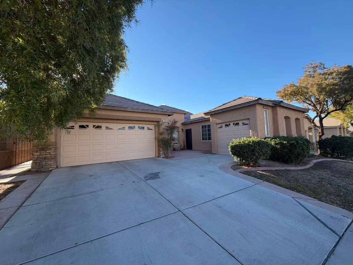 Henderson House: 2295 Tedesca Dr