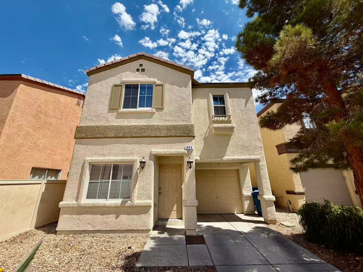 Henderson House: 884 Blue Rosalie Place