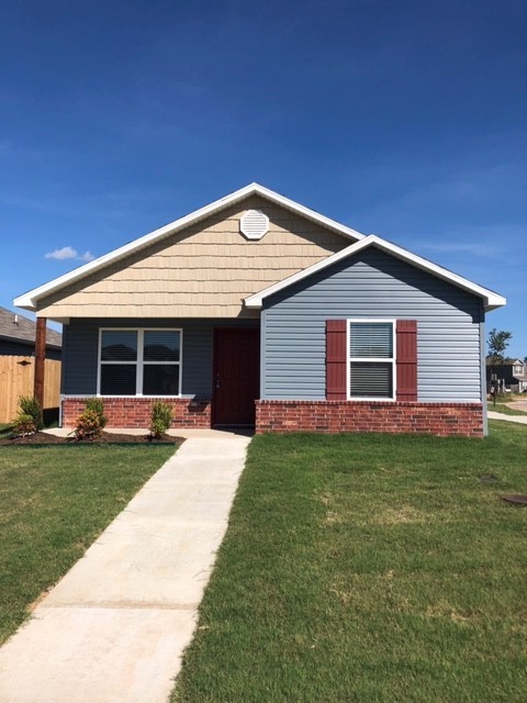 Fayetteville House: 5002 W Claxton Cir
