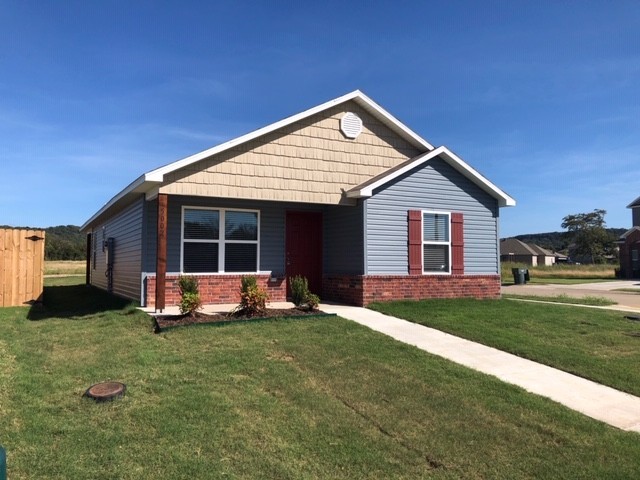 Fayetteville House: 5002 W Claxton Cir
