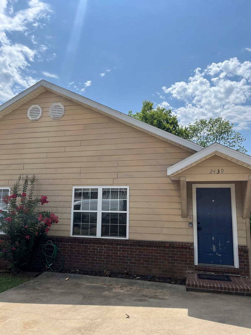 Fayetteville Apartment: Brophy Circle