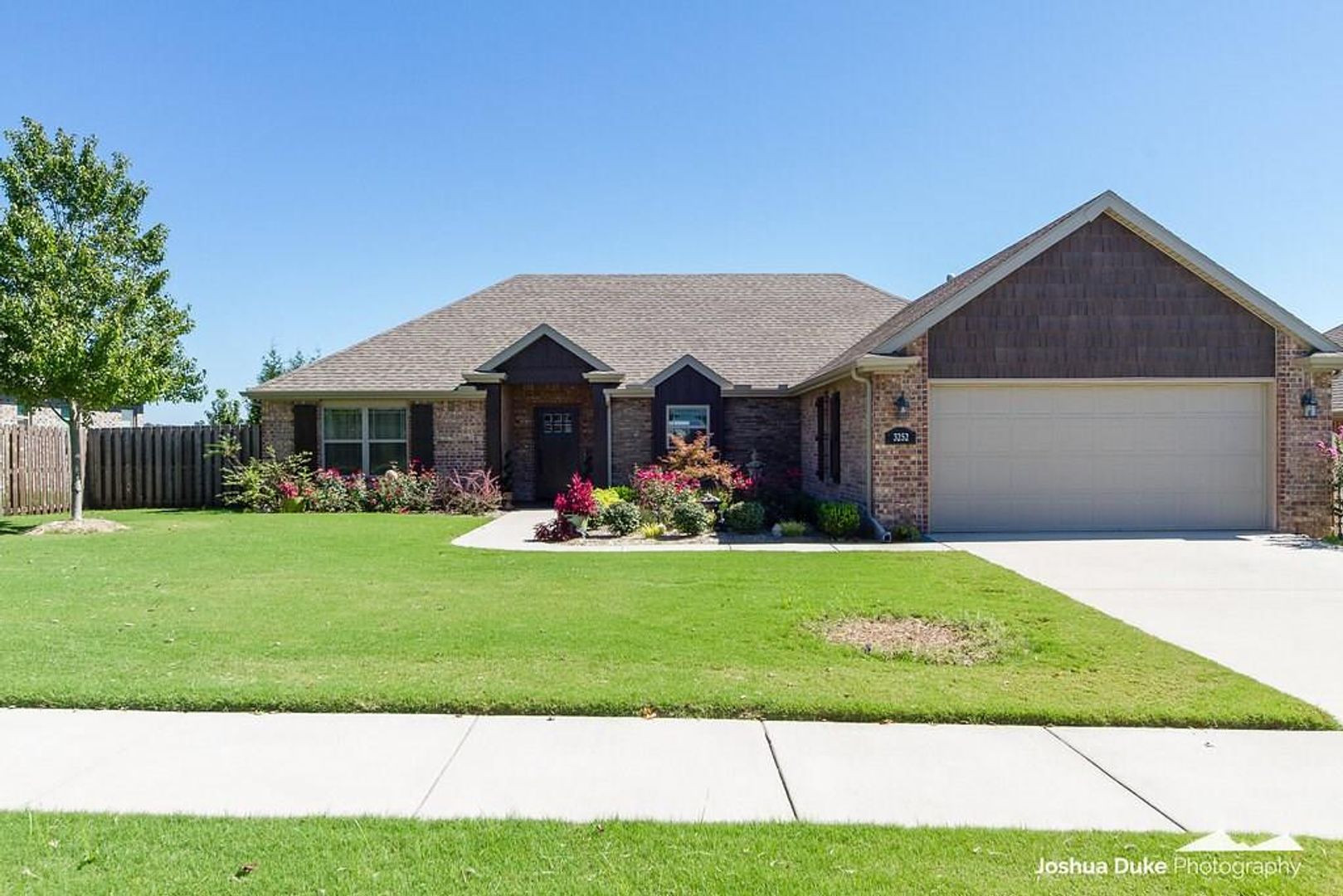 Fayetteville House: 3252 N Bentley Ridge