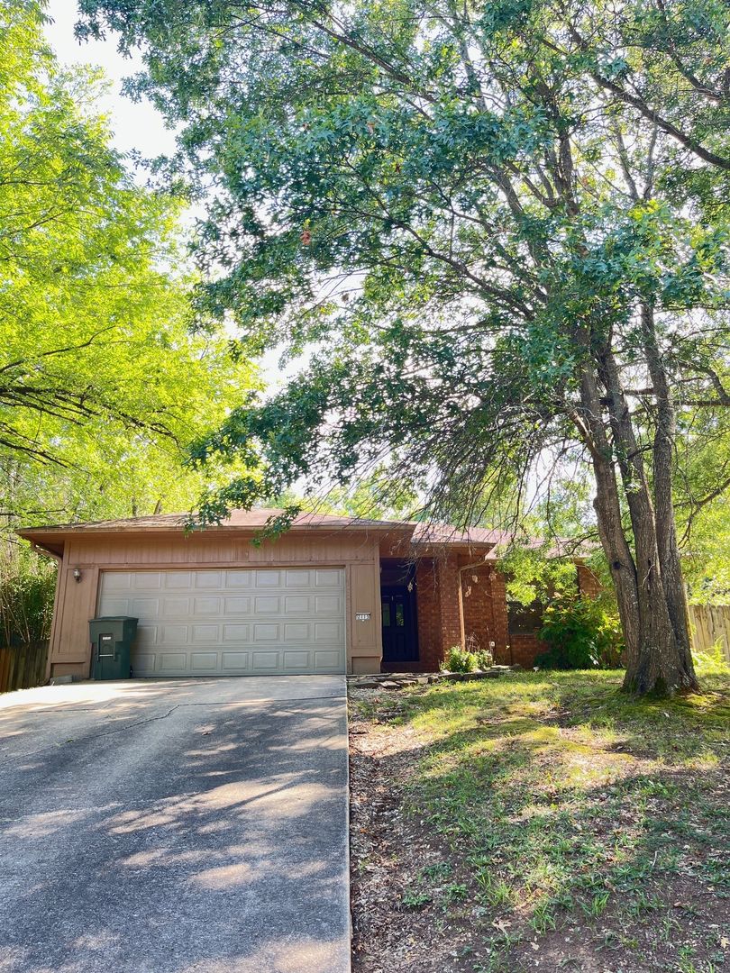 Fayetteville House: 2113 Loren Cir
