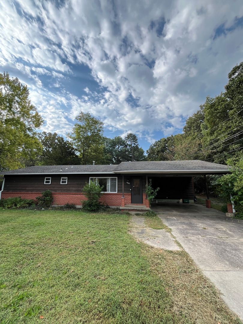 Fayetteville House: 1447 Mt Comfort
