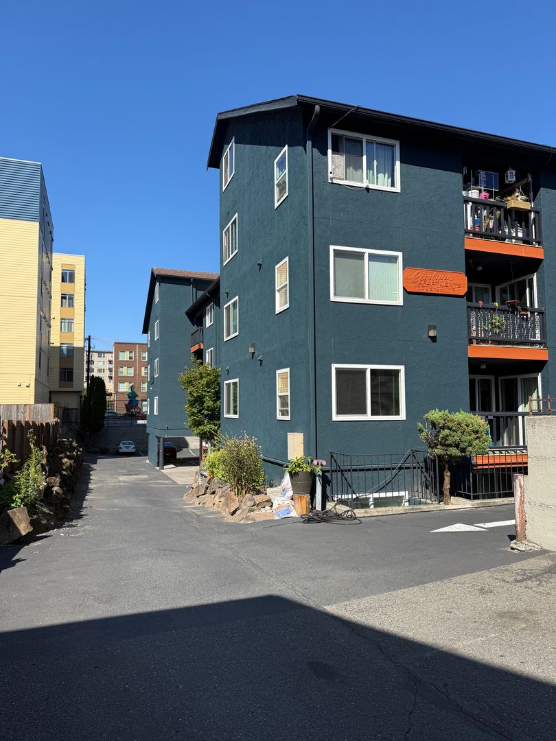 Seattle Apartment: 12509 35th Ave NE