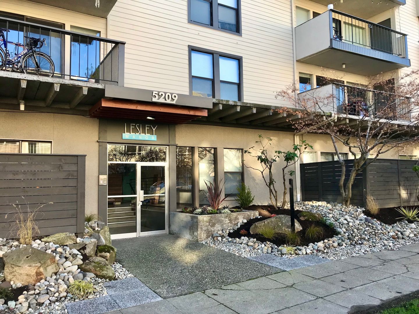 Seattle Apartment: 5209 Russell Ave NW