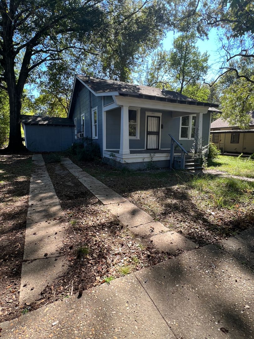 Shreveport House: 2413 Queens Hwy