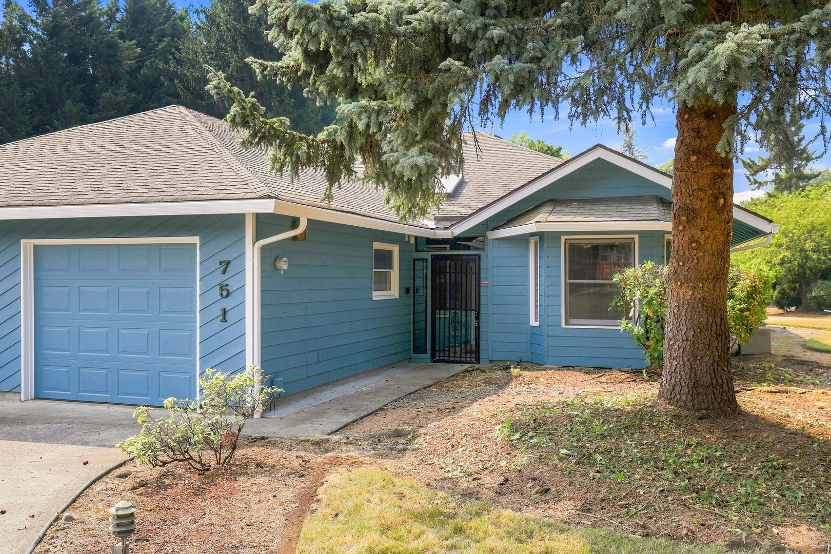Monmouth House: 751 Catron St N