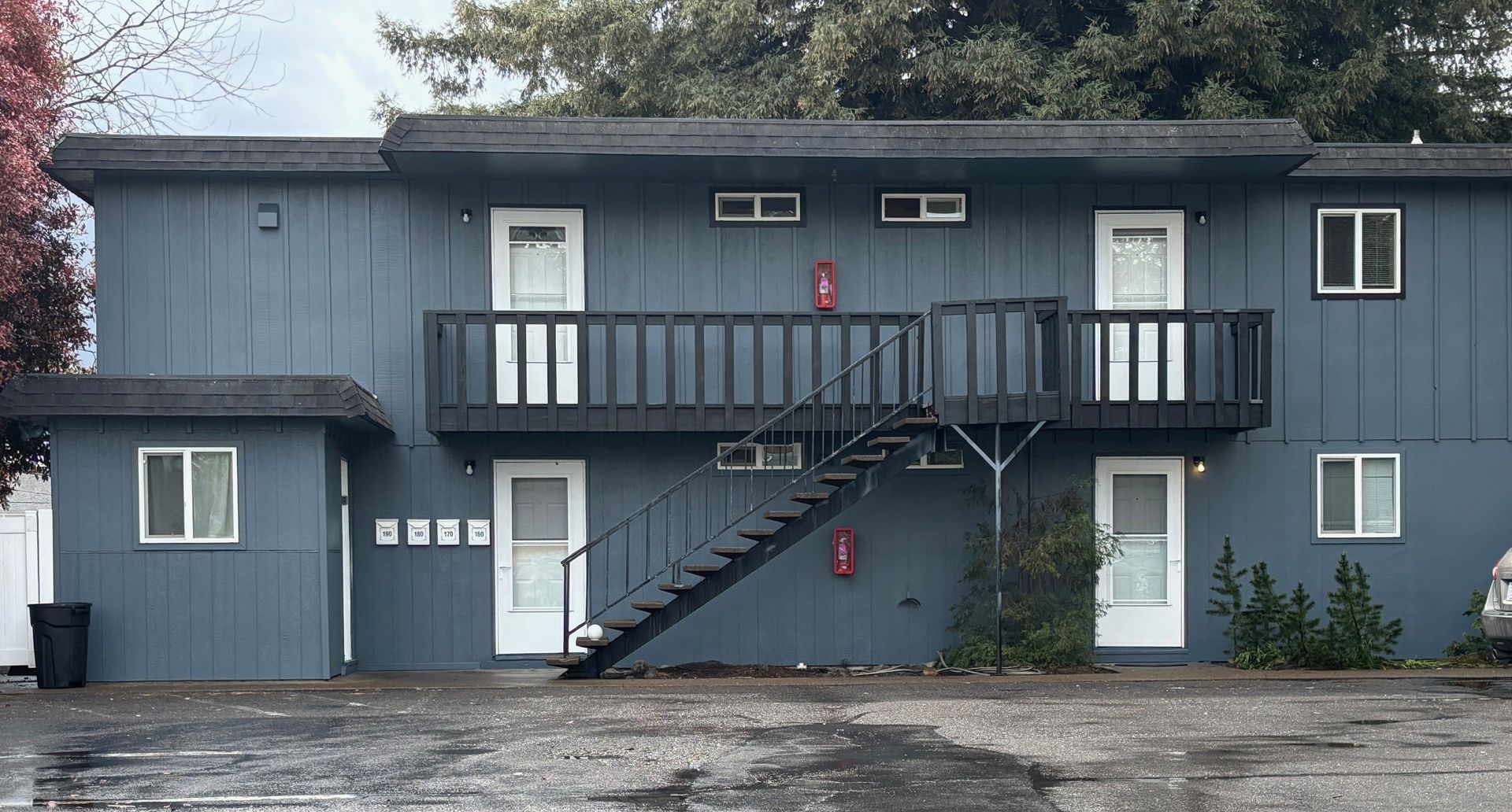 Salem Apartment: 160-190 King St S