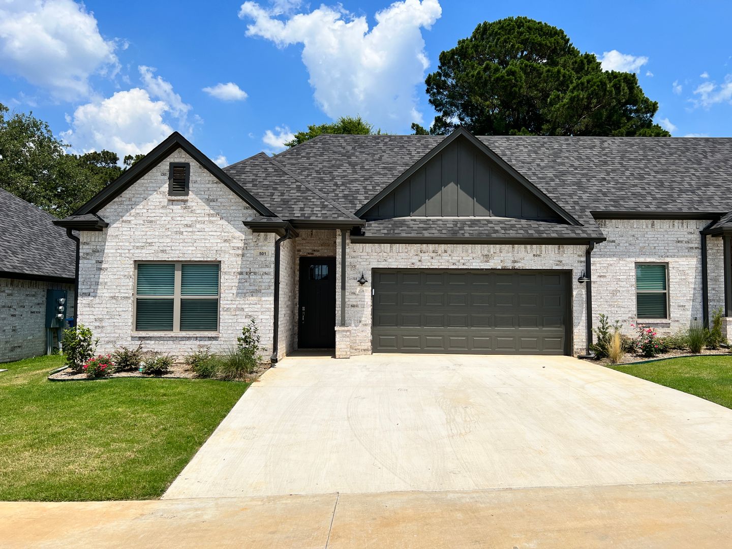 Whitehouse Apartment: 101 Maji Rd.