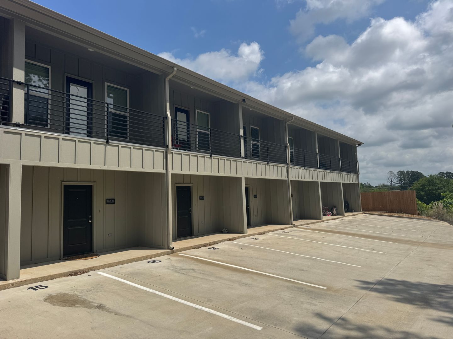 Lindale Apartment: 527 N College