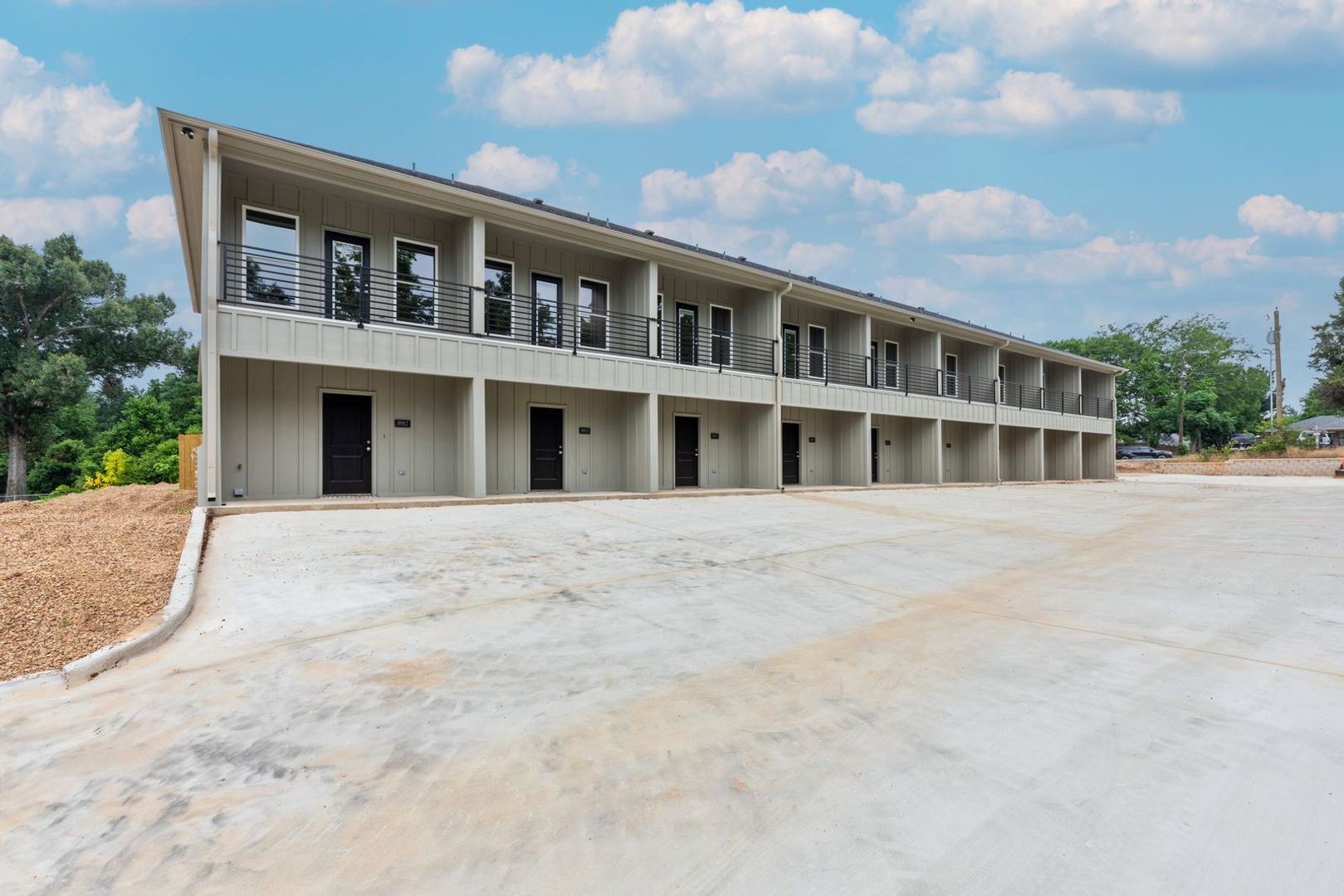 Lindale Apartment: 527 N College