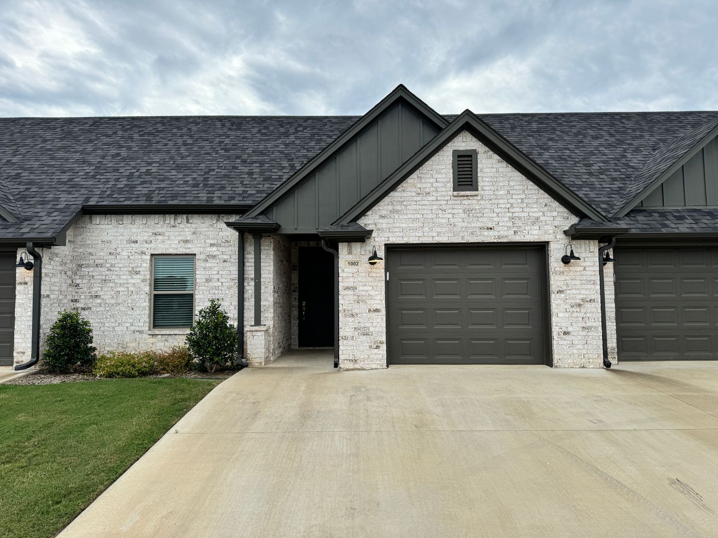 Whitehouse Apartment: 101 Maji Rd.