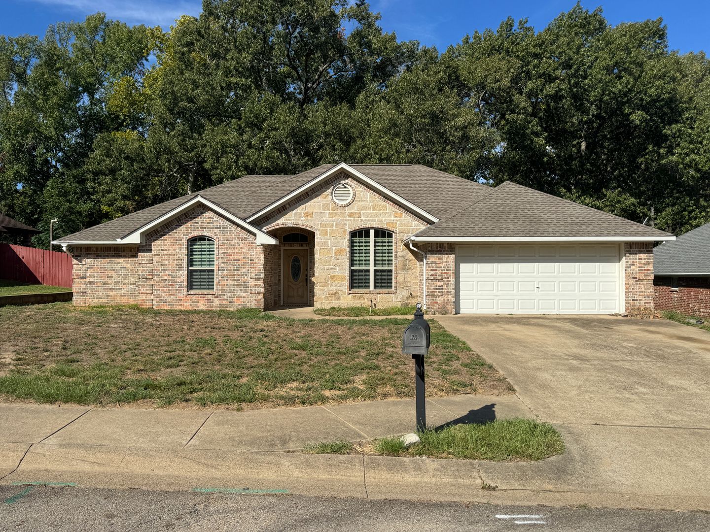 Lindale House: 320 Rita Dr