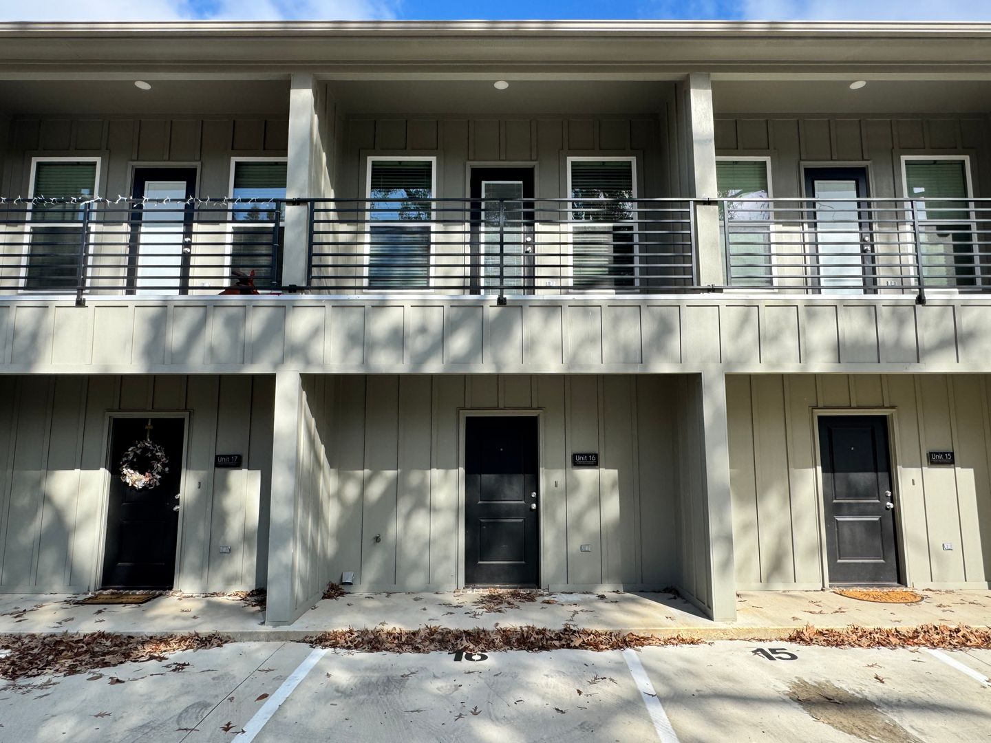 Lindale Apartment: 527 N College